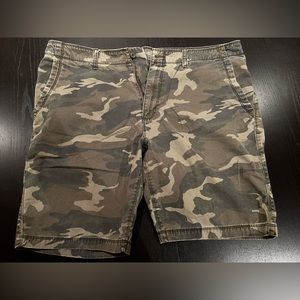 Old Navy camo camouflage casual shorts, XL / 40